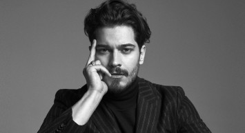 Evlenmeyi planladıkları Duygu Sarışın'la ayrılan Çağatay Ulusoy, ünlü oyuncu ile sarmaş dolaş görüldü