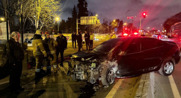 Eyüpsultan'da korkutan kaza! Sürücü bariyerlere çarptı