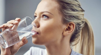 Ezan devam ederken su içilir mi? Ezan devam ederken su içilirse oruç bozulur mu? Sahurda su içmek ne zaman bırakılmalı? Diyanet açıkladı