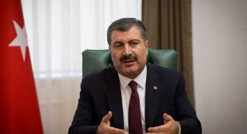 Fahrettin Koca’dan sosyal medyada gündem olan toplu aşı söylentilerine cevap: Toplu aşı da kapanma da yok