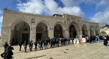 Fanatik Yahudi gruplar, İsrail polisi himayesinde Mescid-i Aksa’yı bastı!