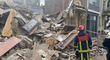 Fatih’te 3 katlı bina yıkıldı! O anlar kameralara yansıdı