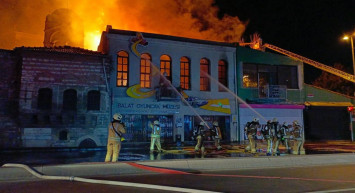 Fatih’te büyük yangın: Balat Oyuncak Müzesi küle döndü