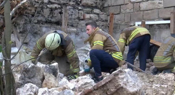 Fatih’te Roma’dan kalma sur çöktü: Enkaz altında bir kişi yaldı