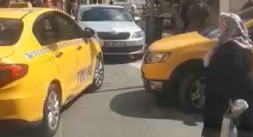 Fatih'te yaşlı kadını almayan taksiciler trafikten men edildi