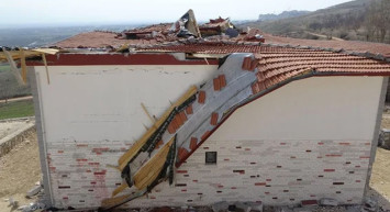 Fay hattı üzerindeki milyonluk ev resmen kâğıt gibi yırtıldı