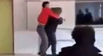 Fenomen olma uğruna alçalan gençlik: Öğretmenin başına poşet geçiren öğrencinin bu görüntüleri tepki aldı!