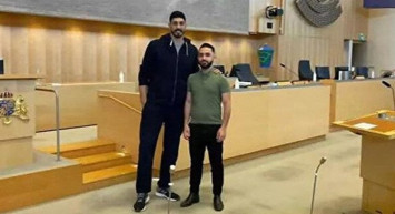 FETÖ'cü Enes Kanter ile PKK yandaşı Daniel Riazat ile İsveç Meclisi'nde!