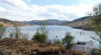 Fırsatı hemen kullandılar: Kaybolan mezarlık suların çekilmesiyle ortaya çıktı