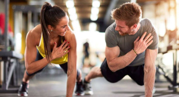 Fitness antrenörü, eğitmeni nedir? Fitness antrenörü görevleri nelerdir, ne iş yaparlar? Fitness antrenörü olma şartları ve Fitness antrenörü maaşları