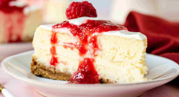 Frambuazlı cheesecake nasıl yapılır? Cheesecake pişer mi? Tam ölçülü frambuazlı cheesecake tarifi