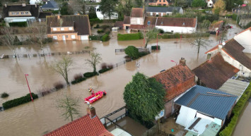 Fransa sele teslim oldu: Ev ve araçlar sulara gömüldü