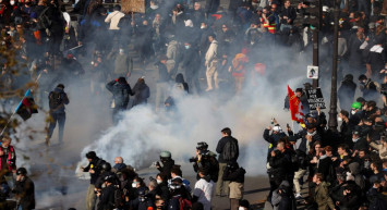 Fransa’da emeklilik reformu krizi büyüyor: Gösterilerde çok sayıda kişi yaralandı