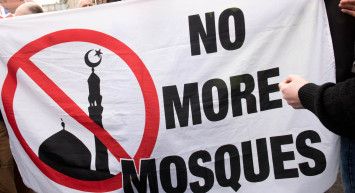 Fransa'da tehlikeli provokasyon: Mescidin kapısına islamofobik yazı