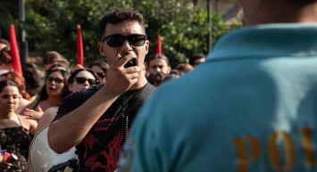 Fransa’daki gösteriler Yunanistan’a sıçradı: Büyükelçiliğin önünde büyük protesto