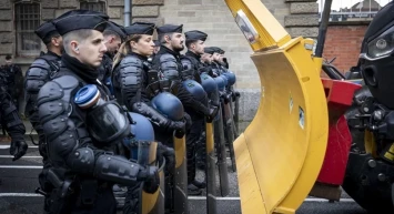 Fransız çiftçiler parlamento kapısına dayandı