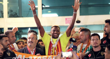 Futbol dünyası Galatasaray’ı konuşuyor: Victor Osimhen, İstanbul’a geldi