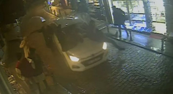 Galata’da korkunç anlar: Araç yayaların arasına daldı