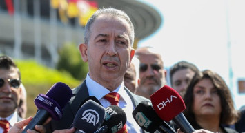 Galatasaray Başkan Adayı Metin Öztürk, Antalyaspor Başkanı Aziz Çetin'i kendisi hakkında yaptığı şımarık çocuk benzetmesi nedeniyle cinsiyetçilikle suçladı