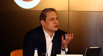 Galatasaray Başkanı Burak Elmas, Beşiktaş'ın açıklamaları üzerine 'Kasaba Siyasetçisi' benzetmesiyle gerilimi iyice arttırdı