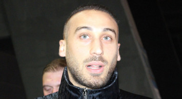 Galatasaray - Beşiktaş derbisini izlemeye gelen Cenk Tosun'dan transfer ve sakatlık açıklaması!