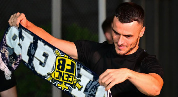 Galatasaray istedi Fenerbahçe aldı: Filip Kostic İstanbul’da sarı lacivertli formayla poz verdi