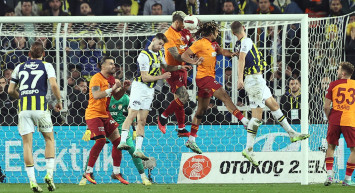 Galatasaray penaltı bekledi: Tartışmalı pozisyona eski hakemlerden net cevap geldi