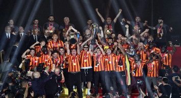 Galatasaray, Rams Park’ta 3 kupayla şov yaptı: Gökyüzündeki gösteri taraftarı büyüledi