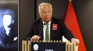 Galatasaray'da başkan adayı olması beklenen Eşref Hamamcıoğlu, gerçekleştirilen seçimde aday olup olmayacağı konusunda ekibiyle birlikte bir karar alacağını açıkladı