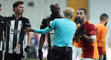 Galatasaray'ın futbolcusu Arda Turan,  FIFA 2022 Dünya Kupası'nda yer almayan Cüneyt Çakır'a destek verdi!
