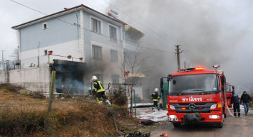 Garajındaki Kedi Ve Köpekleri Isıtmak İsterken Aracından Oldu