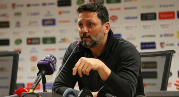 Gaziantep Teknik Direktörü Erol Bulut, Alanyaspor maçının ardından hedef aldığı futbolcuya karaktersiz olduğunu söyledi