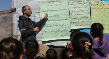 Gazzeli öğretmen Al-Khudari savaşın ortasında çocuklara eğitim vermeye devam ediyor!