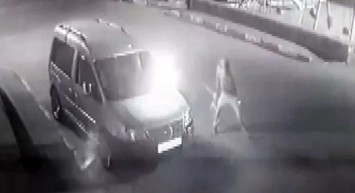 Gece dışarıdan gelen sesler yüzünden uyandı, kardeşinin aracını yaktığını gördü!