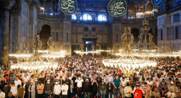 Geceden dolmaya başladı: Binlerce kişi Ayasofya camiinde bayram namazı kıldı