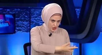 Geçtiğimiz gün bir televizyon kanalında skandal olay yaşanmıştı! Pelin Hürman isimli kadın ekranda cin çıkarma seansı yapmıştı: Eski tweetleri ise sosyal medyada gündem oldu