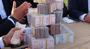 Gelin ve damadı görenler şok oldu! Son zamanların en çok takı takılan düğünü