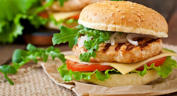 Gelinim Mutfakta tavuk burger tarifi! Basit bir lezzet olan tavuk burgeri sizde evlerinizde kolayca yapabilirsiniz