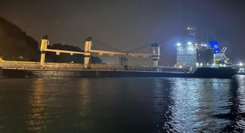 Gemi karaya oturdu! İstanbul Boğaz trafiği durdu