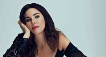 Genç kızları kıskandıran pozlar Defne Samyeli'den geldi! Yeşil bikinisiyle objektiflere geçen Samyeli nefesleri kesti