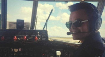 Genç pilot yolculardan özür dileyip uçaktan aşağıya atlamıştı! Ölümünün perde arkası açıklandı!