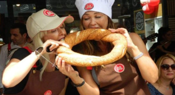 Gerekirse simit yiyin diyen Hülya Avşar'dan çok konuşulacak tatil yorumu: "Kendi kararlarını verip tatillerini yapacaklar"