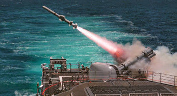 Gerilim Aden Körfezi’ne taşındı: Husiler ABD gemisini vurdu