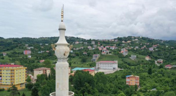 Giresun'da Yeşil Cami'nin semaver şeklindeki minaresi dikkat çekiyor! Minareyi gören bir daha bakıyor