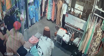 Giyim mağazasında 15 bin TL'lik soygun! 4 kadın tam 8 dakikada 54 giysi çaldı