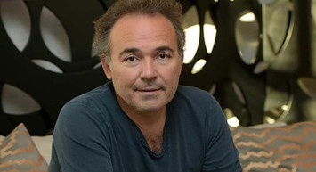 Gizli Çapkınlardan Engin Günaydın Genç Sevgilisi Buğu Selen Somer’le Kameralara Yakalanınca Kaçacak Delik Aradı!