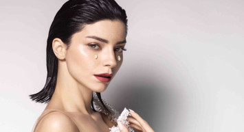 Göğüs Dekolteli Pozunu Paylaşıp, Sevgilisine Kıskanç Dedi!