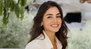 Gönül Dağı'nın Asuman'ı Hazal Çağlar göğüs dekolteli elbisesiyle instagramda şov yaptı