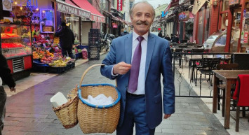 Görenler bankacı sanıyor, mesleğini öğrenenler şaşırıyor: Takım elbiseli simitçinin aylık kazancı 25 bin TL!