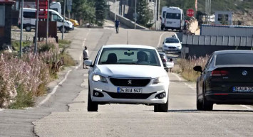 Görenler dönüp bir daha bakıyor: Araçlar bu yolda kendi kendilerine gidiyor